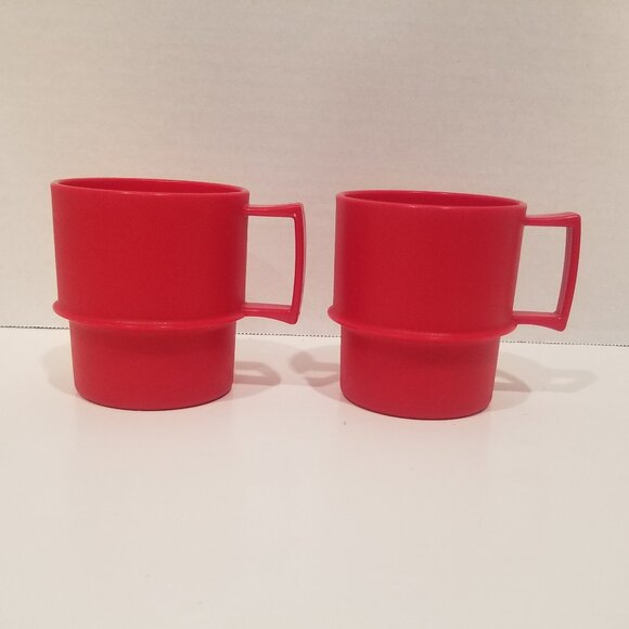 Tupperware Red Snowflake Plates and Mugs (4 pieces total), GUC - EUC - Picture 7 of 14